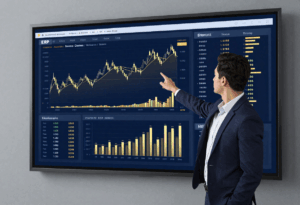 Gestor analisando gráficos de crescimento e produtividade em um software de gestão financeira integrado
